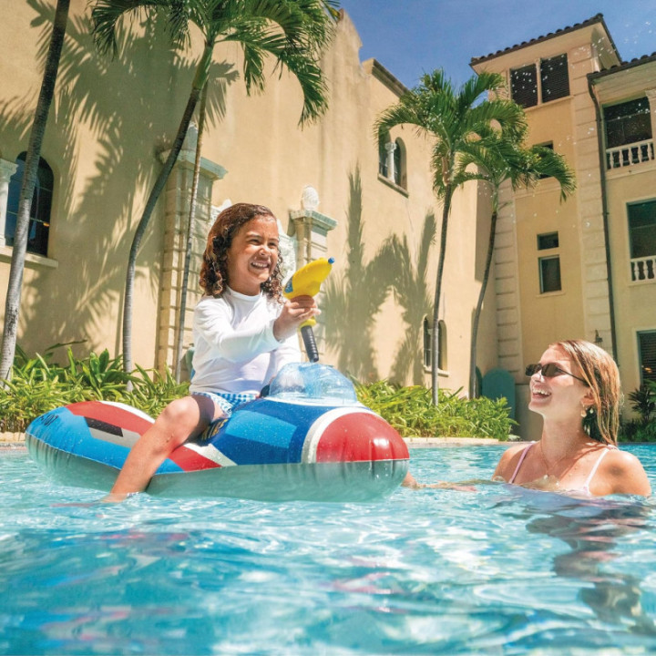 Intex 57531 avión hinchable con pistola de agua, 117 × 104 cm