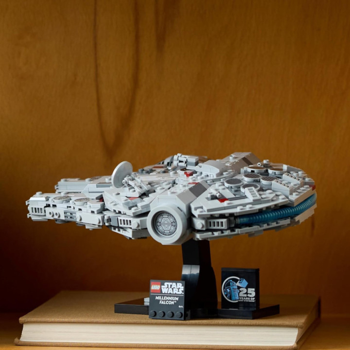 LEGO Star Wars 75375 Halcón Milenario, maqueta de exposición de 921 piezas