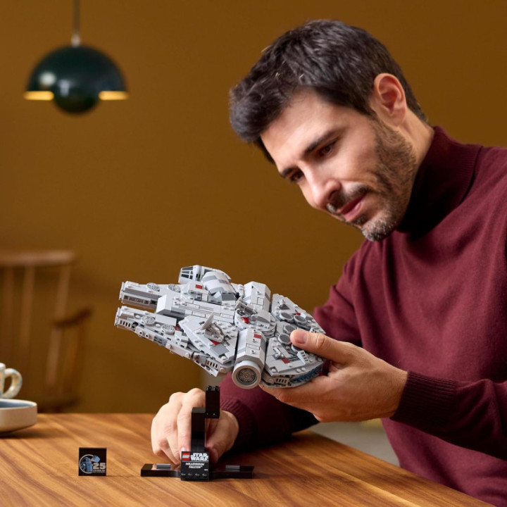 LEGO Star Wars 75375 Halcón Milenario, maqueta de exposición de 921 piezas